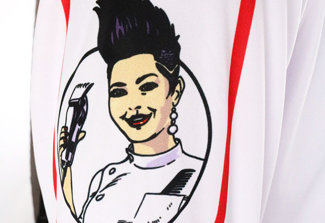 Illustration d'une femme souriante aux cheveux courts et foncés tenant une tondeuse électrique, portant une tenue blanche avec des boucles d'oreilles, imprimée sur un tissu blanc à rayures rouges - parfait pour des vêtements de sport personnalisés ou des kits de football personnalisés.