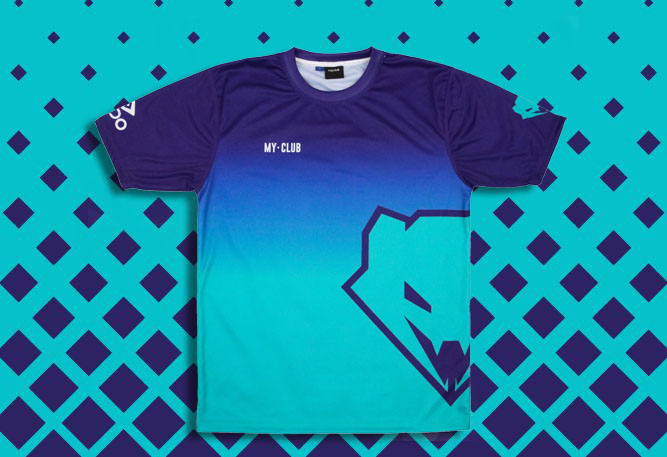 Ein T-Shirt mit dunkelblauen Ärmeln und einem oberen Brustbereich, der in Cyanblau übergeht, perfekt für individuelle Sportbekleidung. Es zeigt einen geometrischen Umriss eines Bärengesichts unten rechts und den Text MY CLUB auf der linken Brust vor einem blauen Hintergrund mit Rautenmuster.