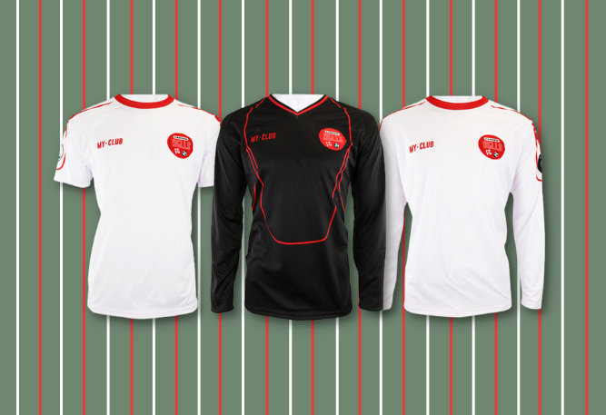 Trois maillots de football présentés côte à côte : deux maillots blancs avec des accents rouges et noirs à gauche et à droite, et un maillot noir avec des accents rouges au centre. L'arrière-plan présente des rayures verticales vertes, rouges et blanches, parfaites pour des maillots de football personnalisés.