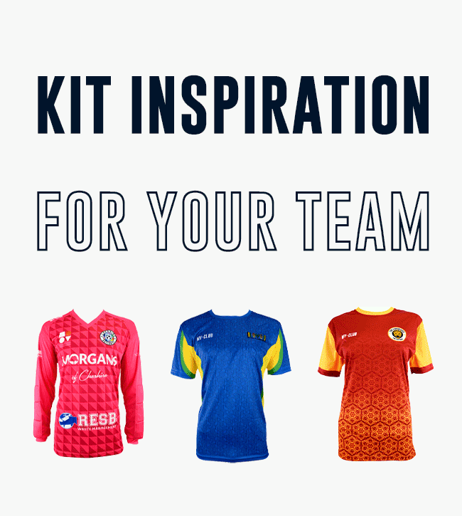 Drei farbenfrohe Fußballtrikots (rosa, blau und rot-orange) werden unter dem fettgedruckten Text “Trikot-Inspiration für Ihr Team” auf einem hellen Hintergrund angezeigt - perfekt, um mit Ihrem Trikotdesigner personalisierte Fußballtrikots zu entwerfen.