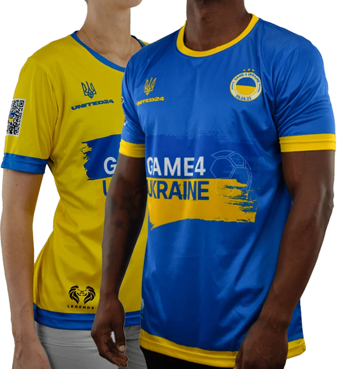 Deux personnes portent des tenues de football personnalisées : l'une jaune avec des accents bleus, l'autre bleue avec des accents jaunes. Tous deux portent le texte et les logos de GAME4UKRAINE, témoignant ainsi de leur soutien à un événement footballistique au profit de l'Ukraine.