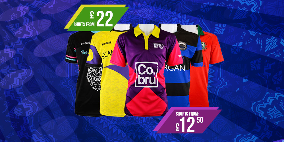 Fünf farbenfrohe Rugby-Shirts sind auf Schaufensterpuppen mit Preisschildern ausgestellt: Trikots ab £22 und Shorts ab £12,50. Der blaue Hintergrund mit abstrakten Mustern hebt unsere individuellen Sporttrikots und Trikotdesigner-Optionen hervor.