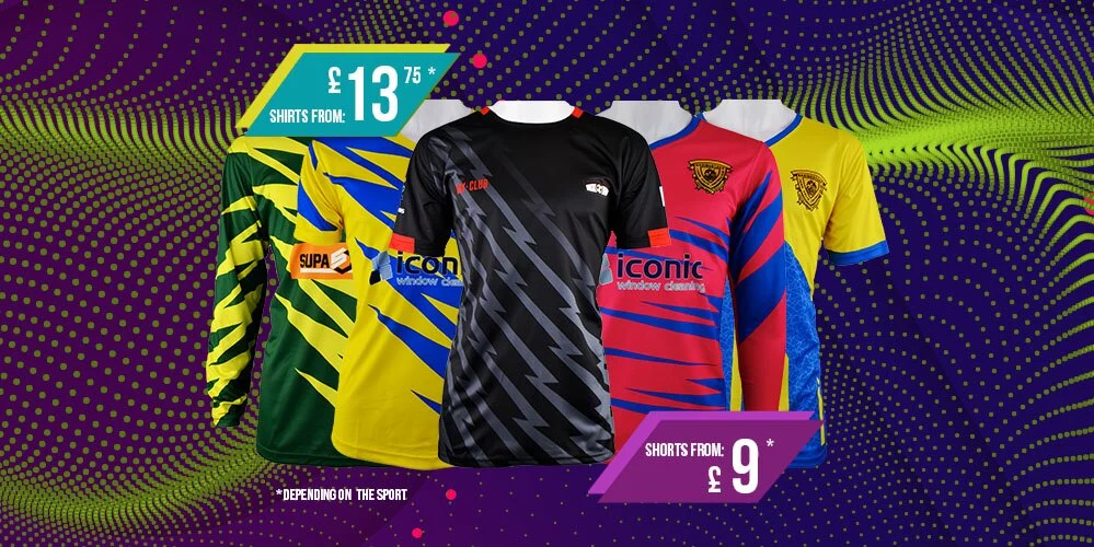 Cinco coloridas camisetas deportivas personalizadas se exponen ante un fondo vibrante y estampado, con precios a partir de 13,75 £ para las camisetas y 9 £ para los pantalones cortos. Las camisetas tienen diferentes diseños atrevidos y logotipos de patrocinadores.