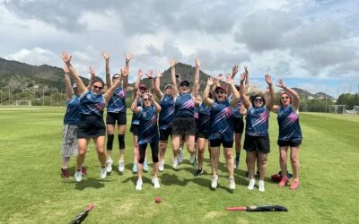 Mitglieder des Binfield Cricket Clubs tragen die maßgeschneiderte Ausrüstung ihres Clubs.