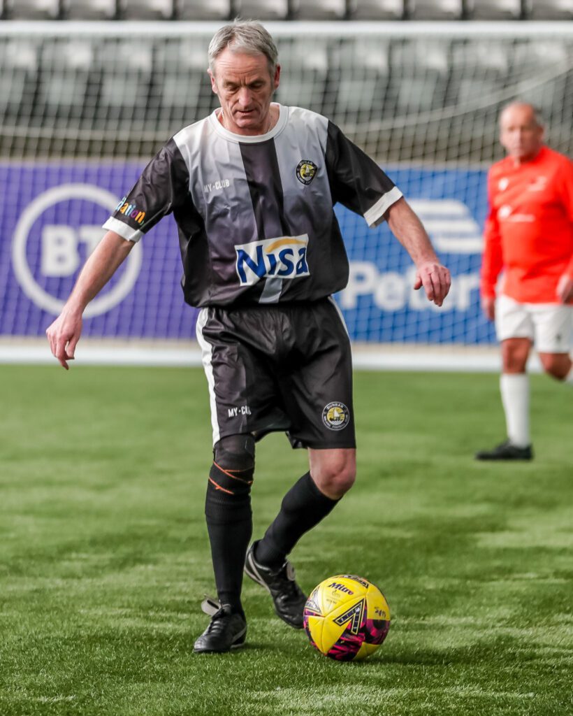 Gran kit , fantástica sublimación y la claridad de los logotipos y nombres de los patrocinadores Esperamos con interés la compra de más kit de este año con seguridad Richard DWFC Administración