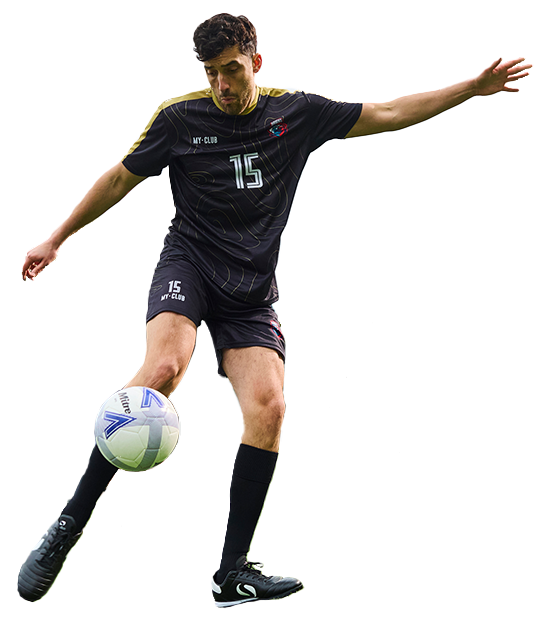 Fußballspieler in einem schwarzen Trikot mit der Nummer 15 balanciert gekonnt einen Fußball in der Luft.