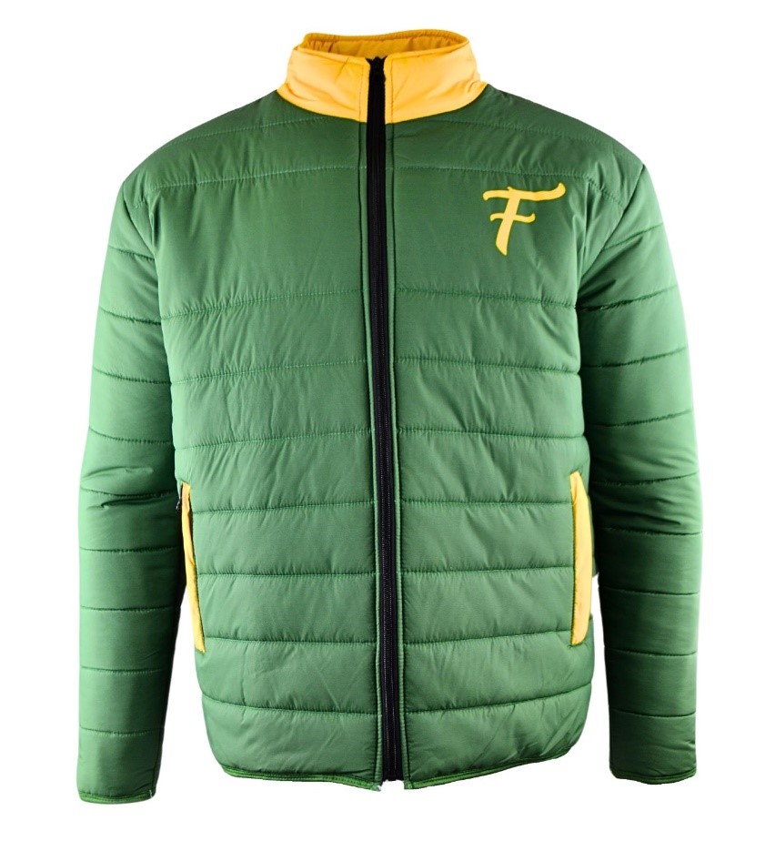Veste polaire verte avec des accents jaunes sur le col, les poches et un logo F stylisé sur la poitrine gauche. Inspirée des kits de football personnalisés, elle est dotée d'une fermeture à glissière sur le devant et de coutures horizontales matelassées pour plus de style et de confort.