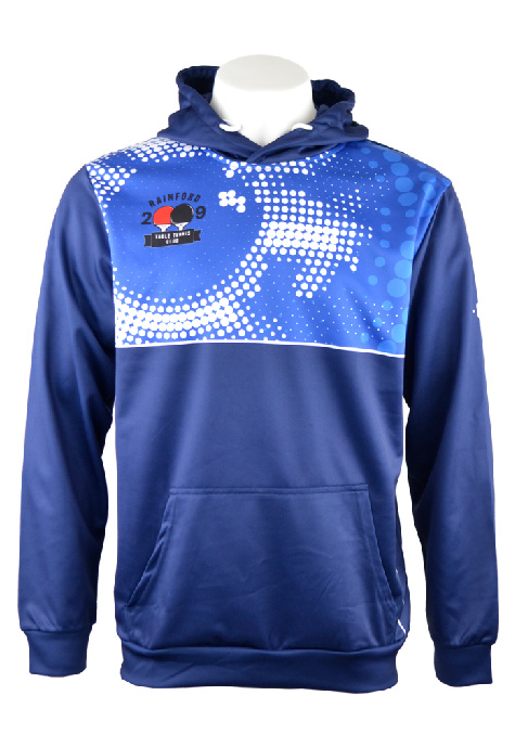 Pull à capuche bleu avec un motif blanc en pointillés sur la poitrine et les épaules, conçu par un concepteur de kits. Avec 2019 et un logo sur la partie gauche de la poitrine, ce pull à capuche a une poche avant et aucun cordon de serrage visible.