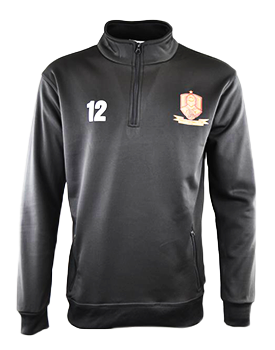 Pull noir à manches longues et à fermeture à glissière, portant le numéro 12 en blanc sur la poitrine gauche et un écusson rouge et or sur la droite. Parfait pour les fans de kits de football personnalisés.