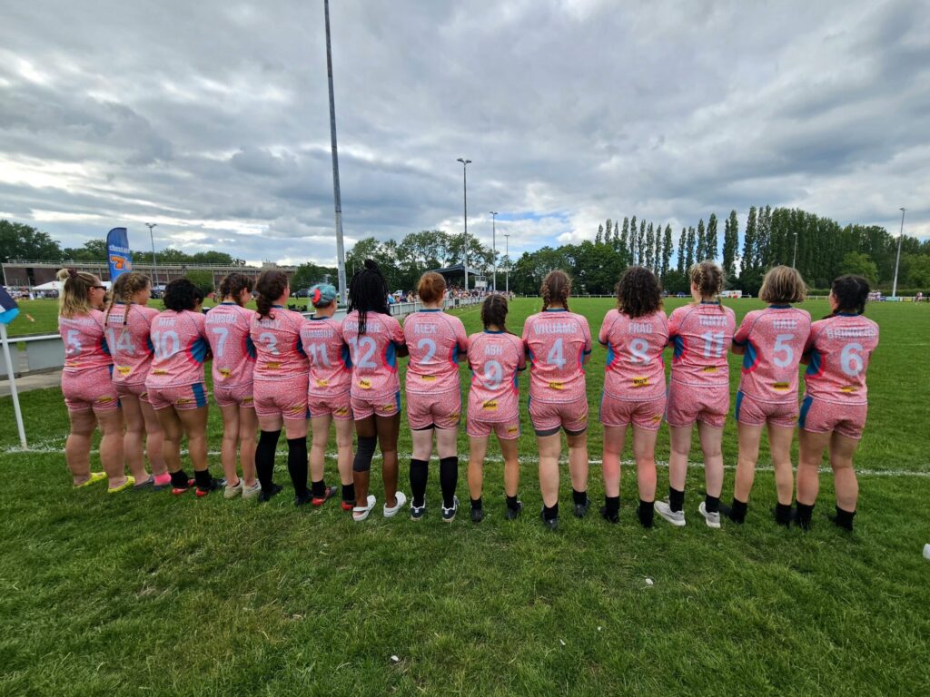 Nos lo pasamos genial diseñando un kit brillante y atrevido para llevarnos de gira, y el equipo nos ayudó mucho con el proceso y nos ayudó con todas las tareas que había que hacer. Muchas gracias.