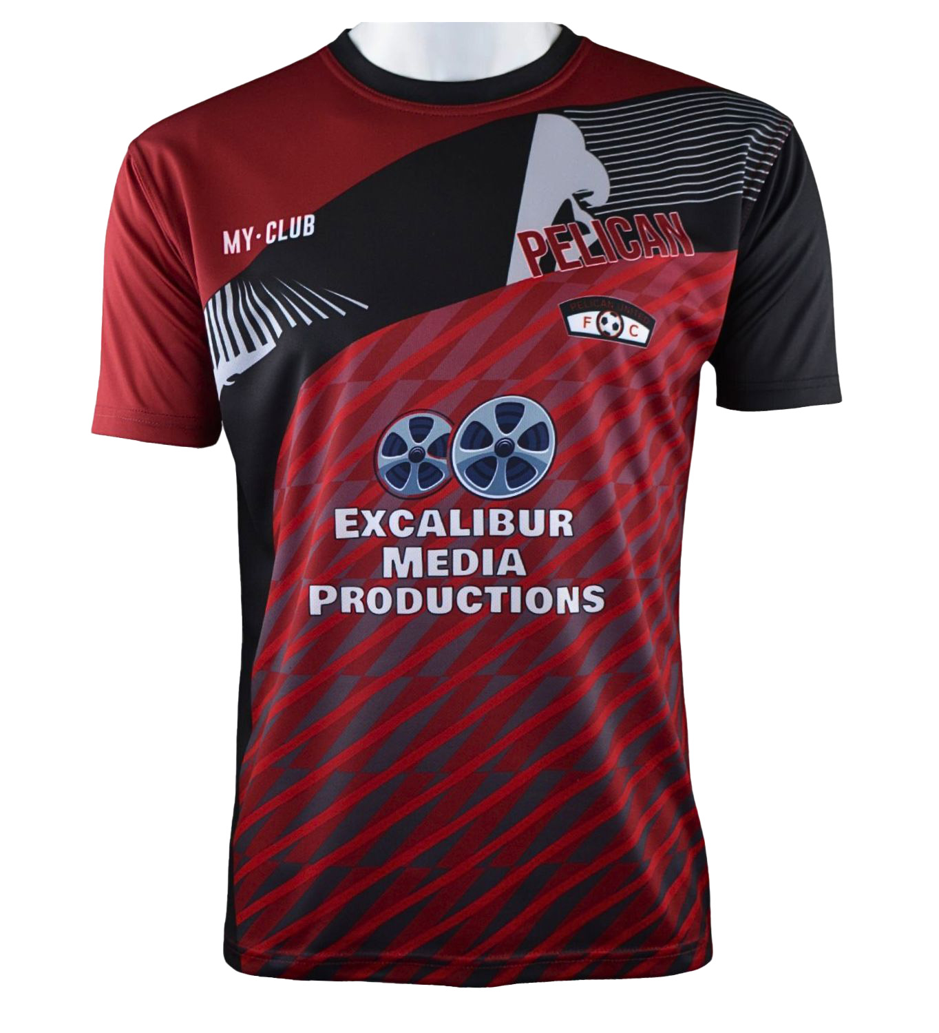 Camiseta deportiva de manga corta con motivos geométricos rojos, negros y grises, con texto: MY: CLUB, PELICAN, EXCALIBUR MEDIA PRODUCTIONS, y gráficos de carretes de película en la parte delantera.