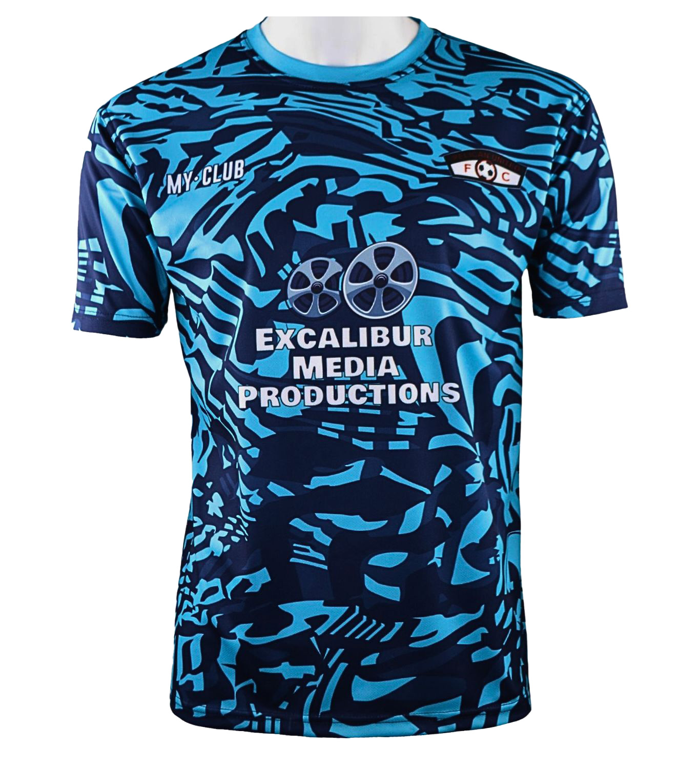 Camiseta deportiva estampada en azul y negro con MY-CLUB, el logotipo del BDC y Excalibur Media Productions impresos en la parte delantera en texto blanco.