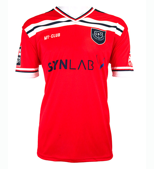 A red football shirt with white and black accents, featuring the MY-CLUB logo on the right chest, a club crest on the left chest, and SYNLAB as the main sponsor on the front.