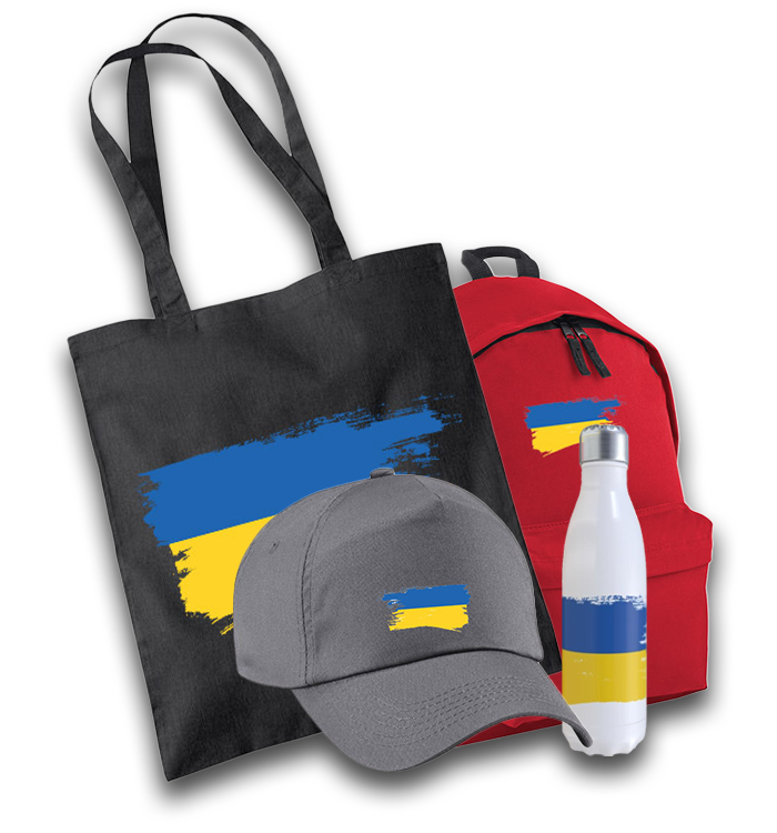 Sobre un fondo negro, una bolsa negra, una gorra gris, una mochila roja y una botella de agua blanca con la bandera azul y amarilla de Ucrania.