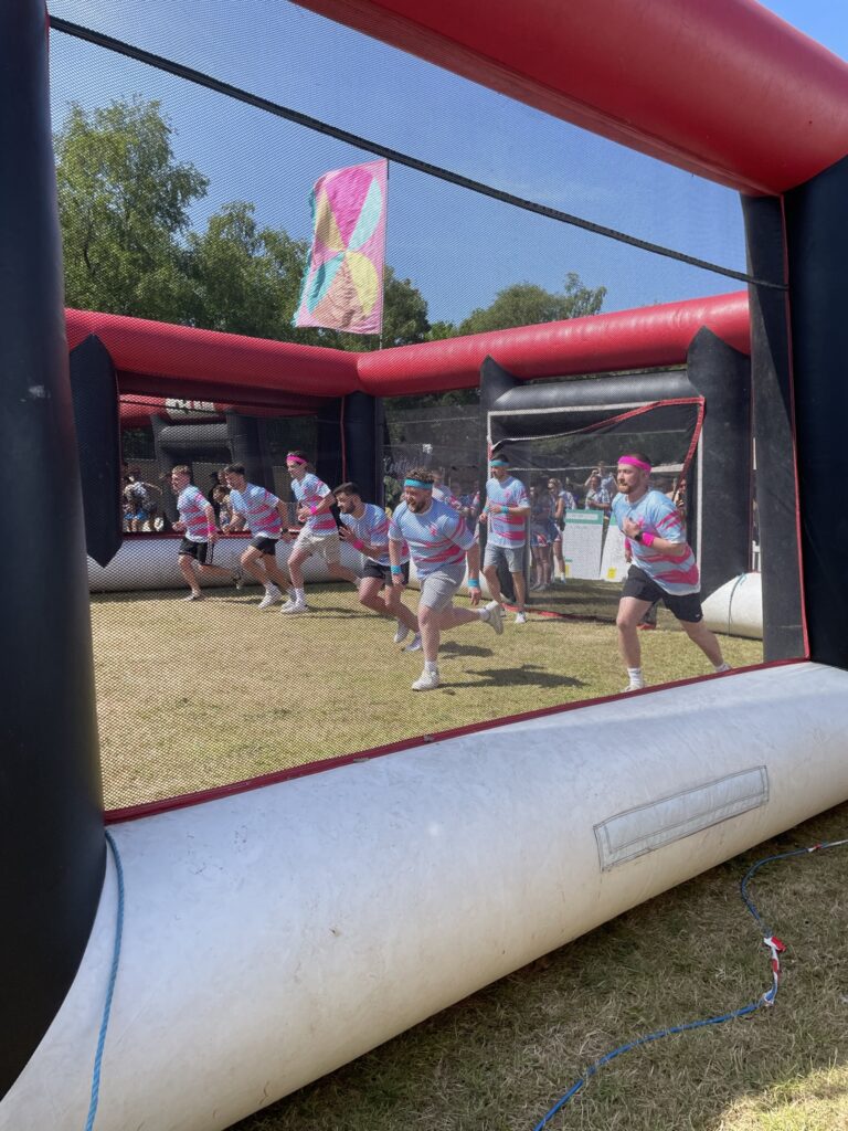 JJ me ayudó a diseñar y presentar nuestro kit de balón prisionero. Fue de gran ayuda, muy informativo y constantemente me ponía al día sobre las diferentes etapas del fabricante de nuestro kit. Recomendaré y he recomendado My Club a otras personas.