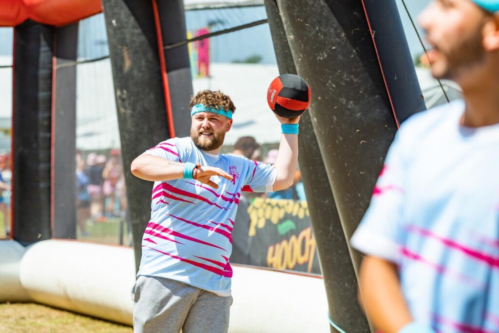 JJ me ayudó a diseñar y presentar nuestro kit de balón prisionero. Fue de gran ayuda, muy informativo y constantemente me ponía al día sobre las diferentes etapas del fabricante de nuestro kit. Recomendaré y he recomendado My Club a otras personas.