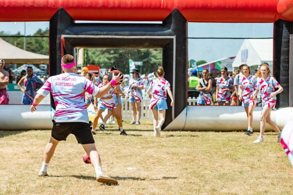 JJ me ayudó a diseñar y presentar nuestro kit de balón prisionero. Fue de gran ayuda, muy informativo y constantemente me ponía al día sobre las diferentes etapas del fabricante de nuestro kit. Recomendaré y he recomendado My Club a otras personas.