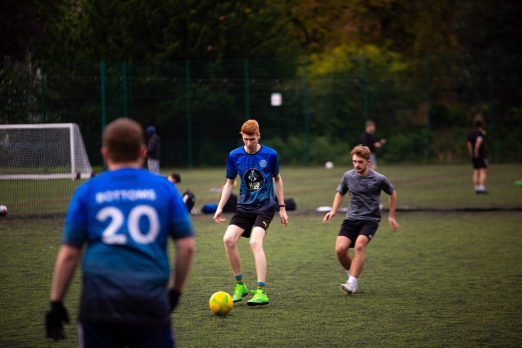 Fue una experiencia muy fácil diseñar los kits y el servicio de atención al cliente de JJ fue el mejor. Nos ayudaron a organizar todos los pequeños detalles y a bordar nuestra insignia también, lo recomendaría encarecidamente porque la calidad del producto es excelente.