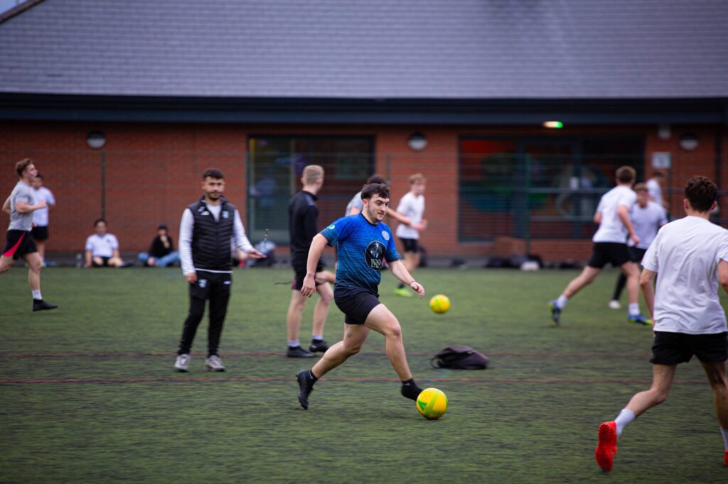 Fue una experiencia muy fácil diseñar los kits y el servicio de atención al cliente de JJ fue el mejor. Nos ayudaron a organizar todos los pequeños detalles y a bordar nuestra insignia también, lo recomendaría encarecidamente porque la calidad del producto es excelente.