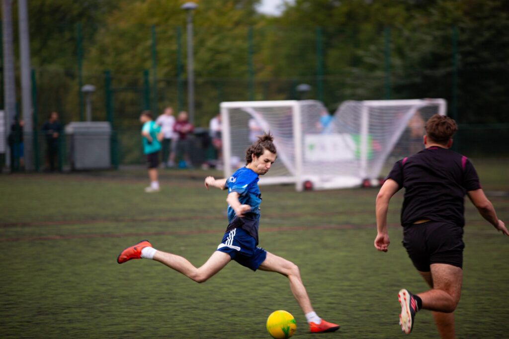 Fue una experiencia muy fácil diseñar los kits y el servicio de atención al cliente de JJ fue el mejor. Nos ayudaron a organizar todos los pequeños detalles y a bordar nuestra insignia también, lo recomendaría encarecidamente porque la calidad del producto es excelente.