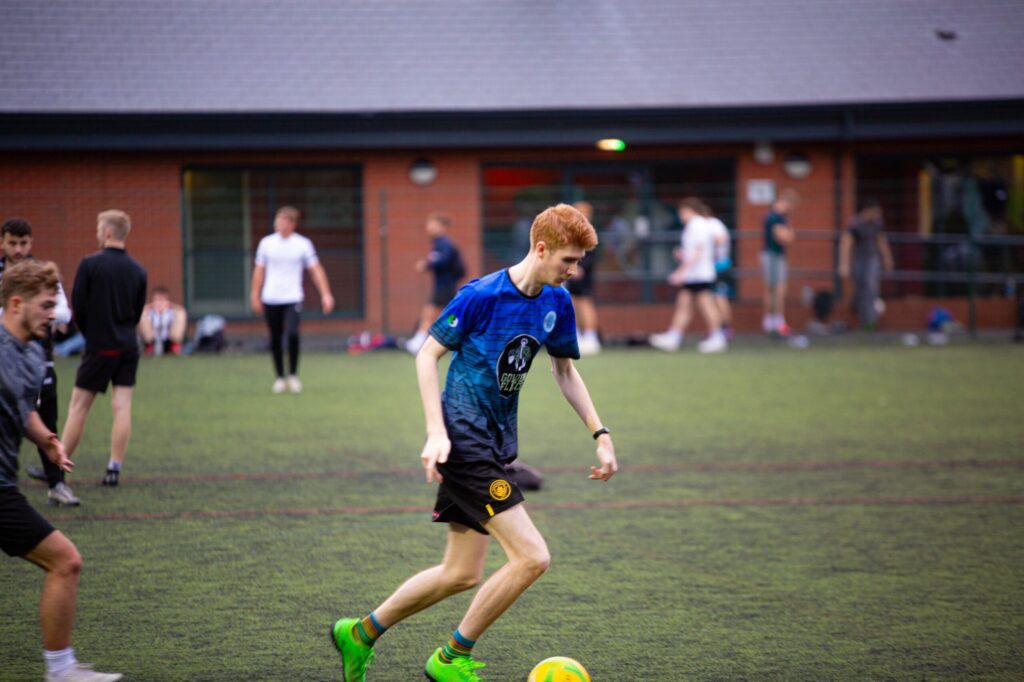 Fue una experiencia muy fácil diseñar los kits y el servicio de atención al cliente de JJ fue el mejor. Nos ayudaron a organizar todos los pequeños detalles y a bordar nuestra insignia también, lo recomendaría encarecidamente porque la calidad del producto es excelente.