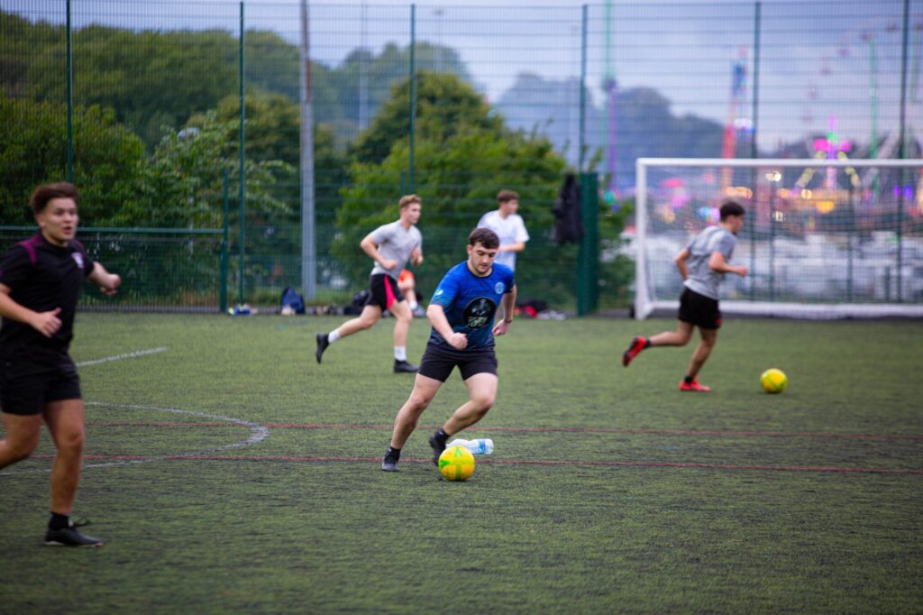 Fue una experiencia muy fácil diseñar los kits y el servicio de atención al cliente de JJ fue el mejor. Nos ayudaron a organizar todos los pequeños detalles y a bordar nuestra insignia también, lo recomendaría encarecidamente porque la calidad del producto es excelente.