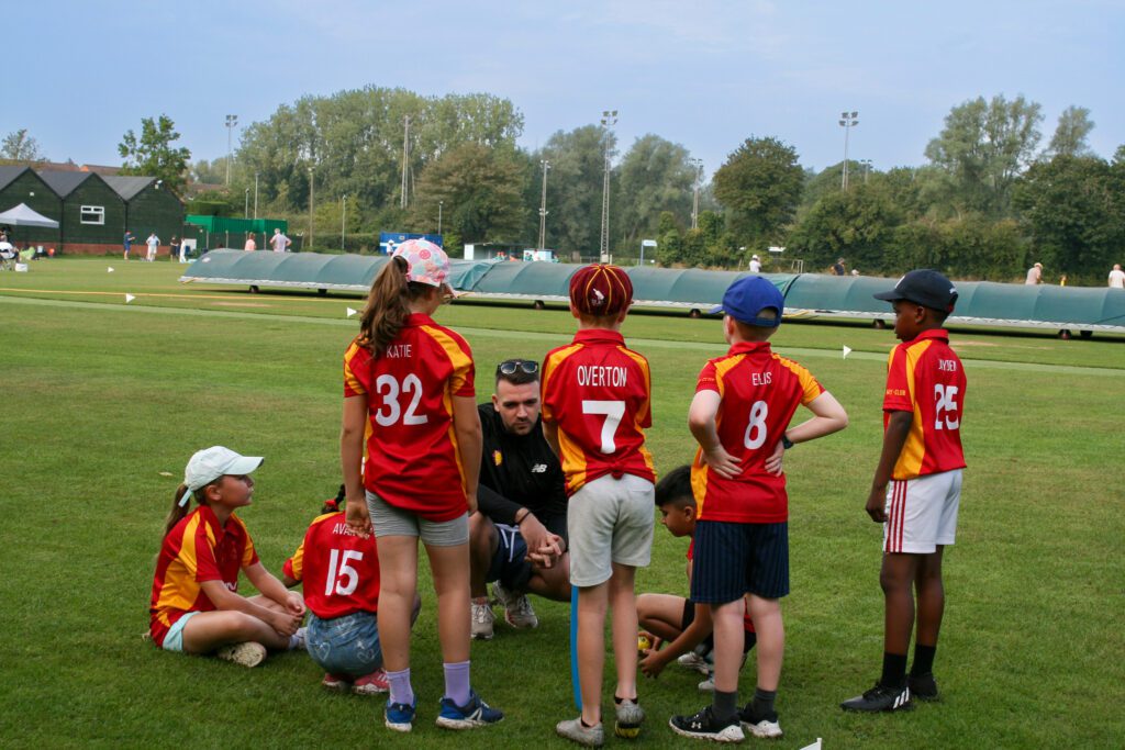 El diseño y el proceso de pedido fueron realmente sencillos. Muchas gracias a Alex Burton por asegurarse de que las camisetas llegaran a tiempo para nuestro torneo. Todo el mundo está muy impresionado con la calidad y el ajuste de las camisetas, y los niños estaban estupendos el día del torneo.