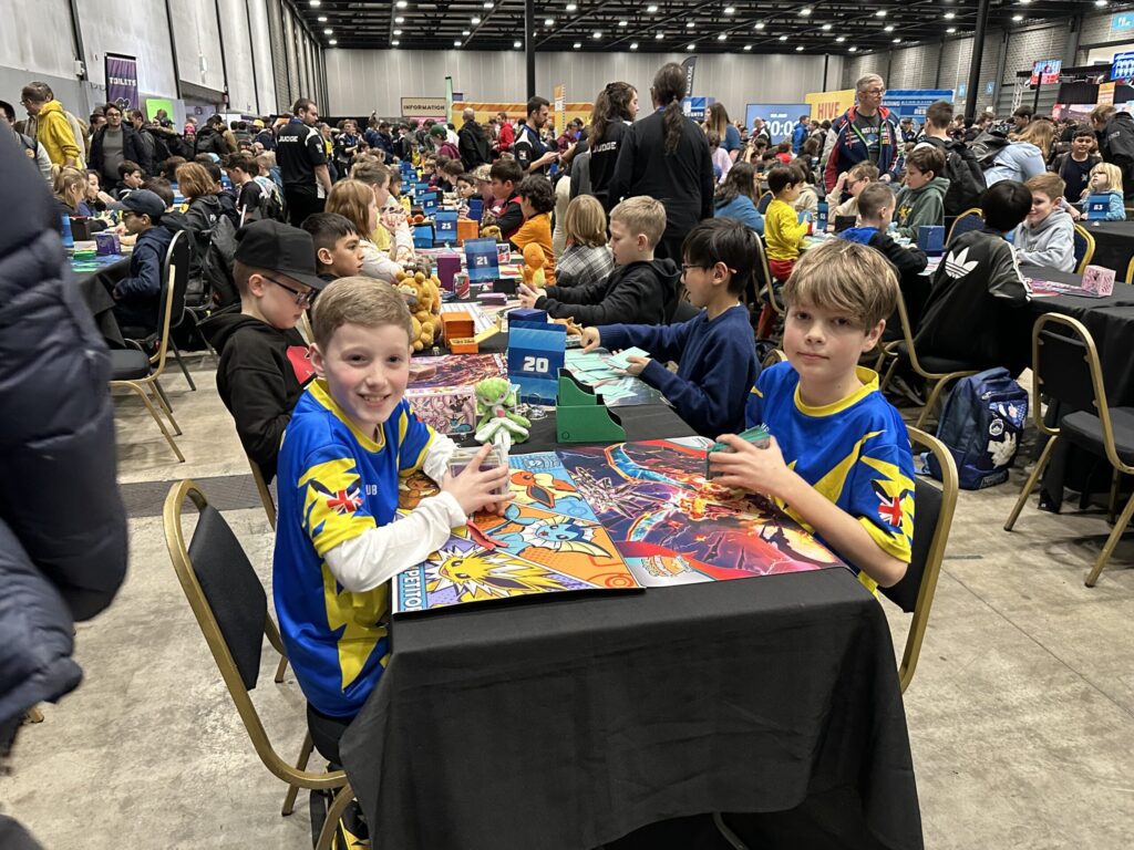 Estos kits son más de lo que esperábamos, son brillantes y ligeros y destacan entre la multitud. Tienen un aspecto muy profesional y hacen que nuestros chicos también se sientan profesionales. Estoy seguro de que el estímulo psicológico añadido es lo que ha dado a estos chicos el impulso necesario para realizar la mejor actuación de su vida en competición, con la clasificación de tres de ellos para los campeonatos del mundo.