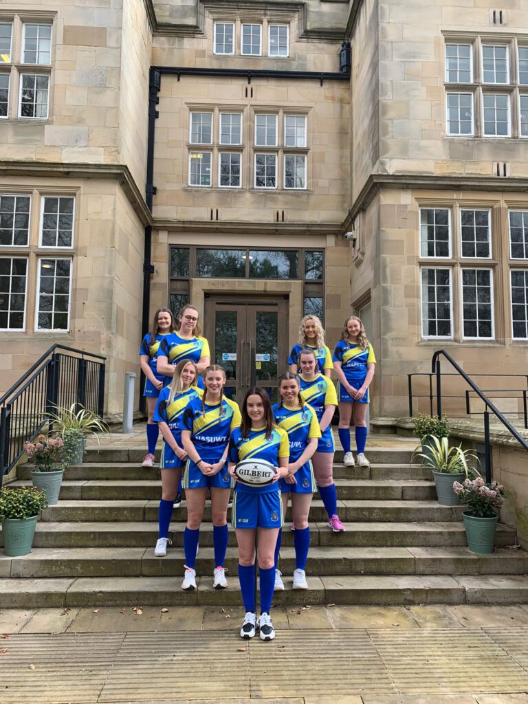 Una empresa increíble con la que trabajar, que me informaba regularmente y me mantenía involucrada en cada paso del proceso. Acudí a ellos con un diseño que había creado externamente y sus diseñadores fueron capaces de replicarlo a la perfección, dando como resultado nuestros magníficos kits...".