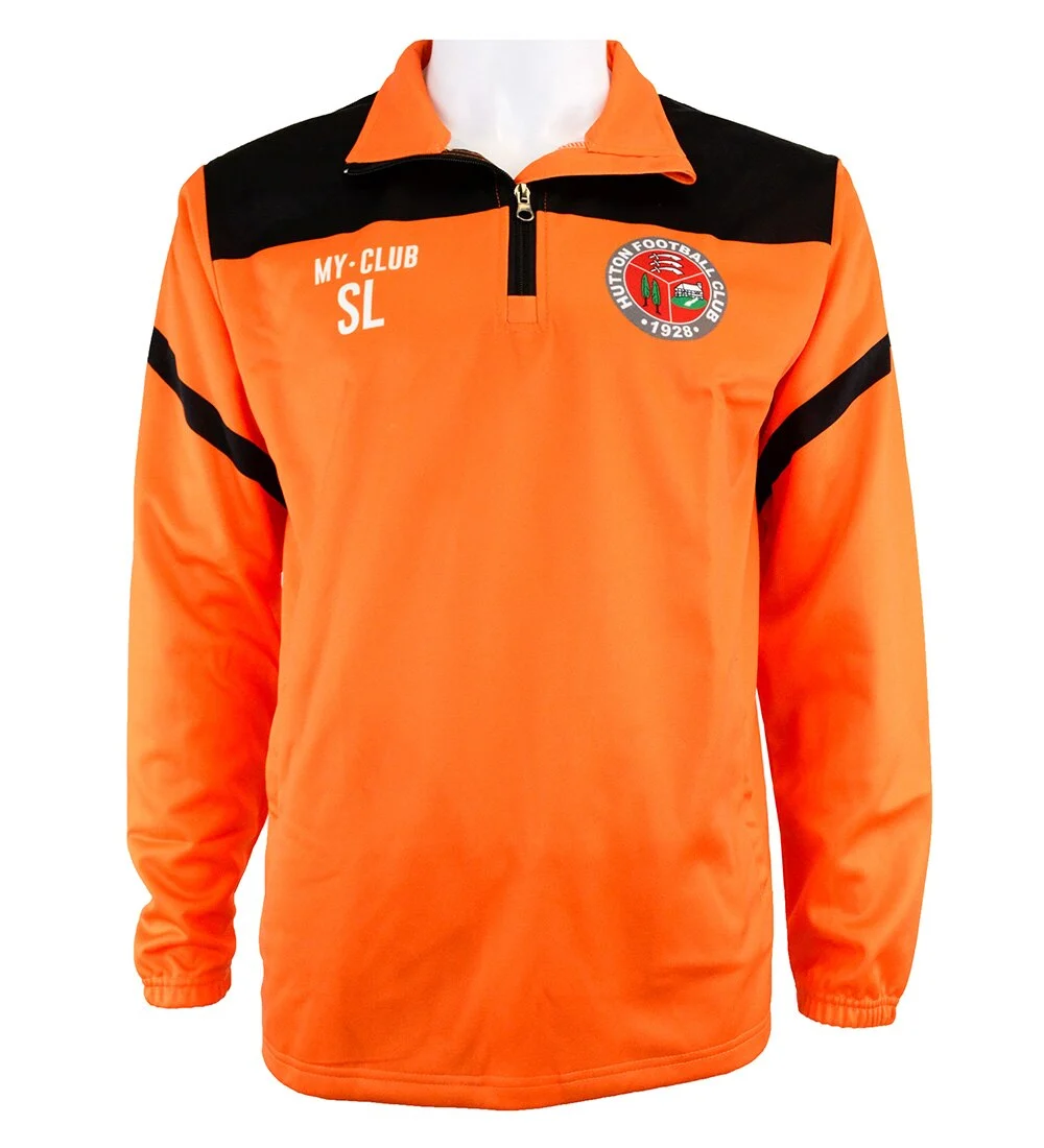 Veste d'athlétisme orange à manches longues avec empiècements et bandes noires sur les épaules. Logo du club sur la poitrine et texte "MY-CLUB SL" sur le côté gauche.
