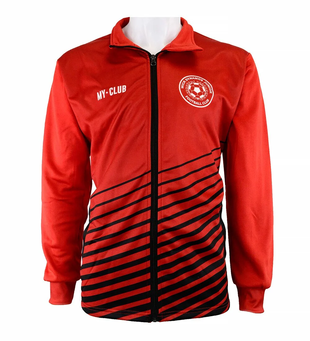 Veste de sport rouge avec fermeture éclair, logo sur la poitrine et bandes noires diagonales sur la partie inférieure. L'étiquette indique "MY-CLUB.