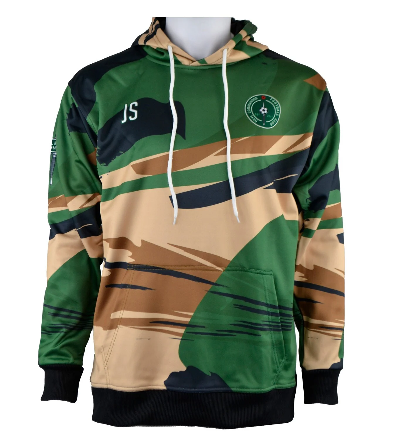 Sweat à capuche à motif camouflage, de couleur beige, verte et noire, avec emblème circulaire et initiales "JS" sur le devant. Cordons de serrage blancs et poignets noirs.