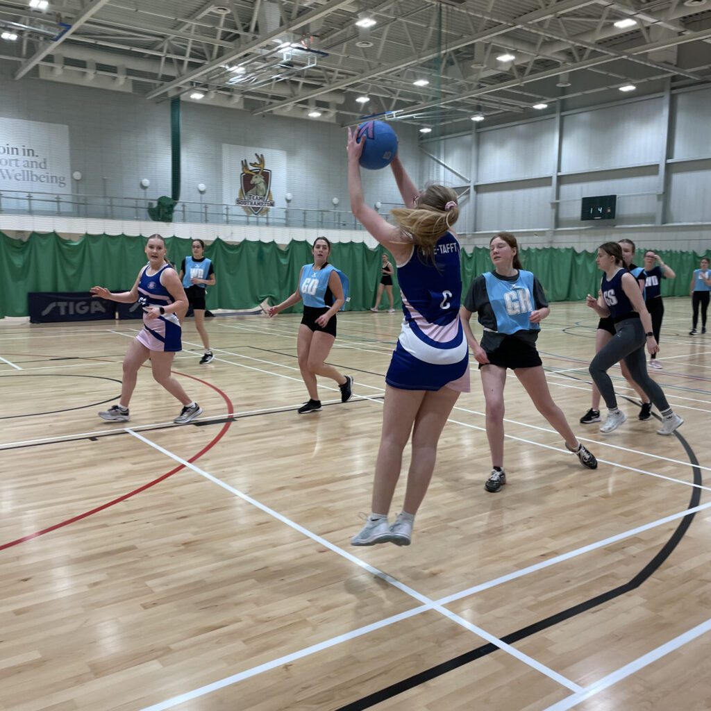 Después de crear este equipo desde cero, sólo he recibido ayuda para conseguir vestidos rápidamente y sin complicaciones. Fue la parte más fácil de crear este equipo :)