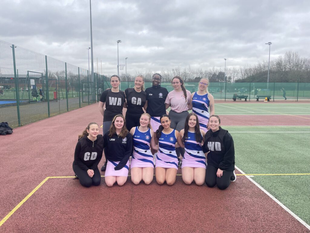 Después de crear este equipo desde cero, sólo he recibido ayuda para conseguir vestidos rápidamente y sin complicaciones. Fue la parte más fácil de crear este equipo :)