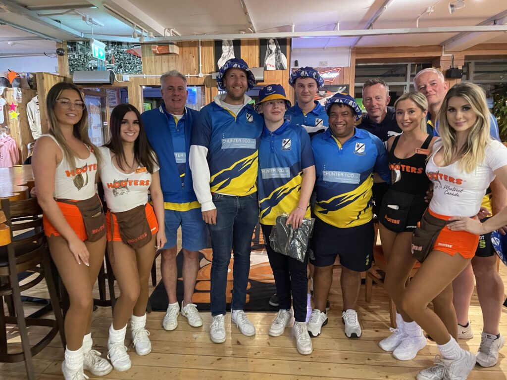 ¡Los chicos del grupo de mi club fueron geniales! Desde la primera llamada hasta la finalización de los diseños, la atención al detalle fue increíble. Hicieron falta tres o cuatro maquetas finales para que quedara bien, pero el equipo fue servicial y paciente. El envío fue puntual y se cumplieron todos los plazos. Una experiencia 10/10.