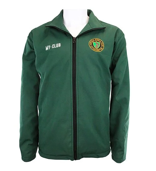 Veste verte avec l'emblème du club sur la poitrine gauche et le texte "MY-CLUB" sur la poitrine droite. Fermeture éclair sur le devant.