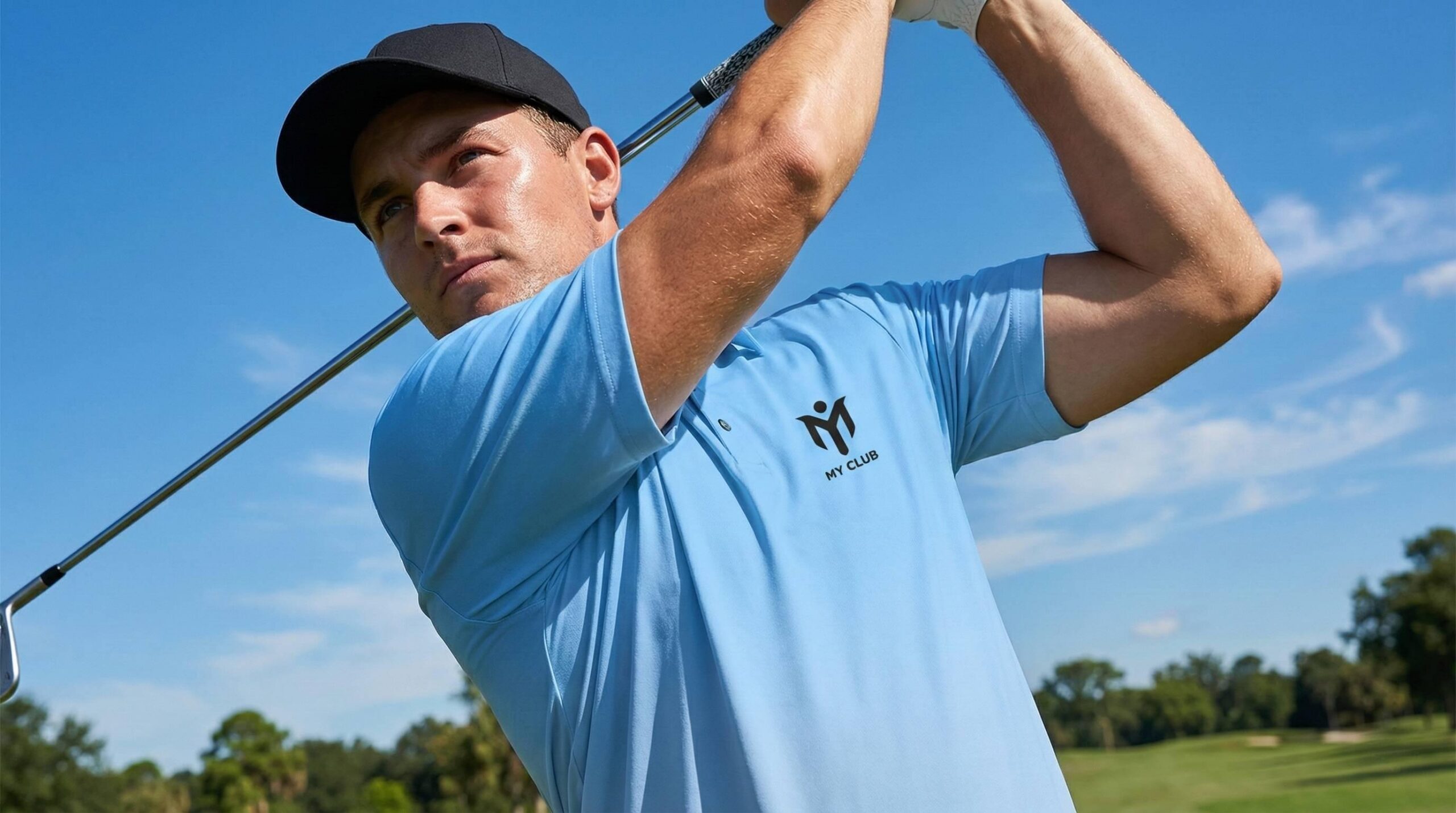 Un grupo de golfistas caminan juntos por un soleado fairway, todos vestidos con polos de golf personalizados a juego, mostrando un aspecto vibrante y cohesionado. La escena captura la camaradería de un evento de la sociedad de golf, destacando su elegante ropa de golf bordada contra el telón de fondo de un hermoso campo de golf.