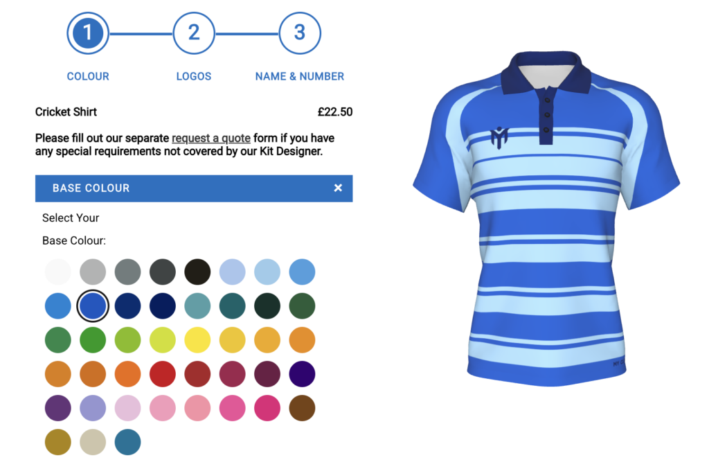 Der Online-Trikotkonfigurator von „My Club Group“, der einen dreistufigen Gestaltungsprozess – Farbe, Logos, Name und Nummer – mit einer Farbauswahl und einer Vorschau auf ein blau gestreiftes Cricket-Trikot zeigt