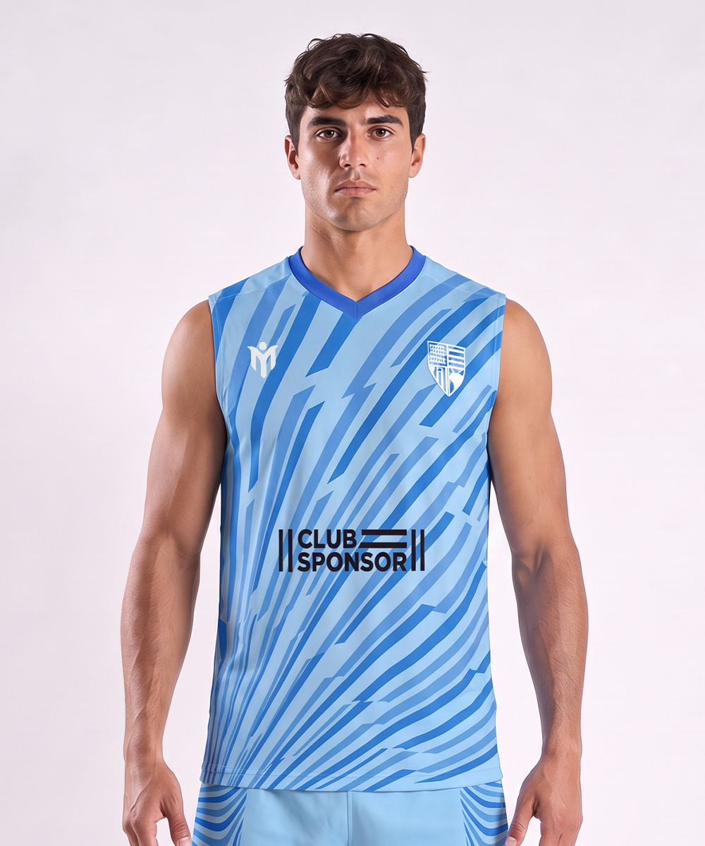Ein Mann steht mit dem Gesicht zur Kamera und trägt ein maßgeschneidertes, ärmelloses Sport-T-Shirt in Blau mit abstrakten Streifen, einem Vereinswappen und der Aufschrift „CLUB SPONSOR“ auf der Vorderseite. Der Hintergrund ist einfarbig und hell.