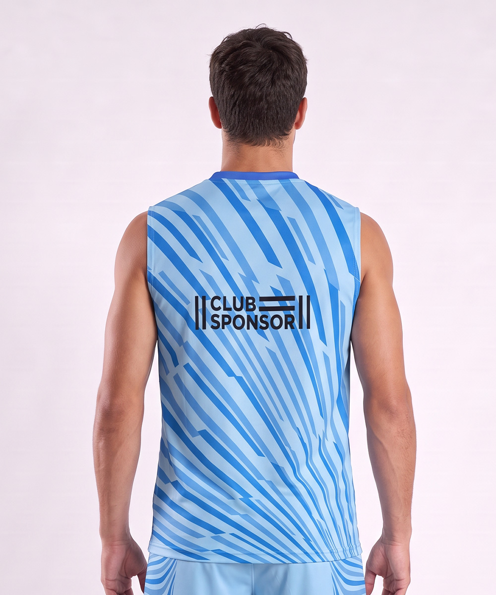 Ein Mann in einem maßgeschneiderten, blau-hellblau gestreiften, ärmellosen Sport-T-Shirt steht mit dem Rücken zur Kamera. Auf der Rückseite des Shirts steht in schwarzer Schrift „CLUB SPONSOR“.