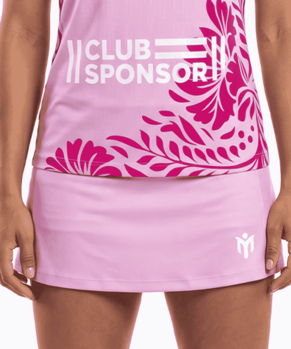 Eine Person, die ein hellrosa Sport-Top mit Blumenmuster und der Aufschrift „CLUB SPONSOR“ trägt, dazu einen passenden, individuell gestalteten Tennisrock mit weißem Logo.