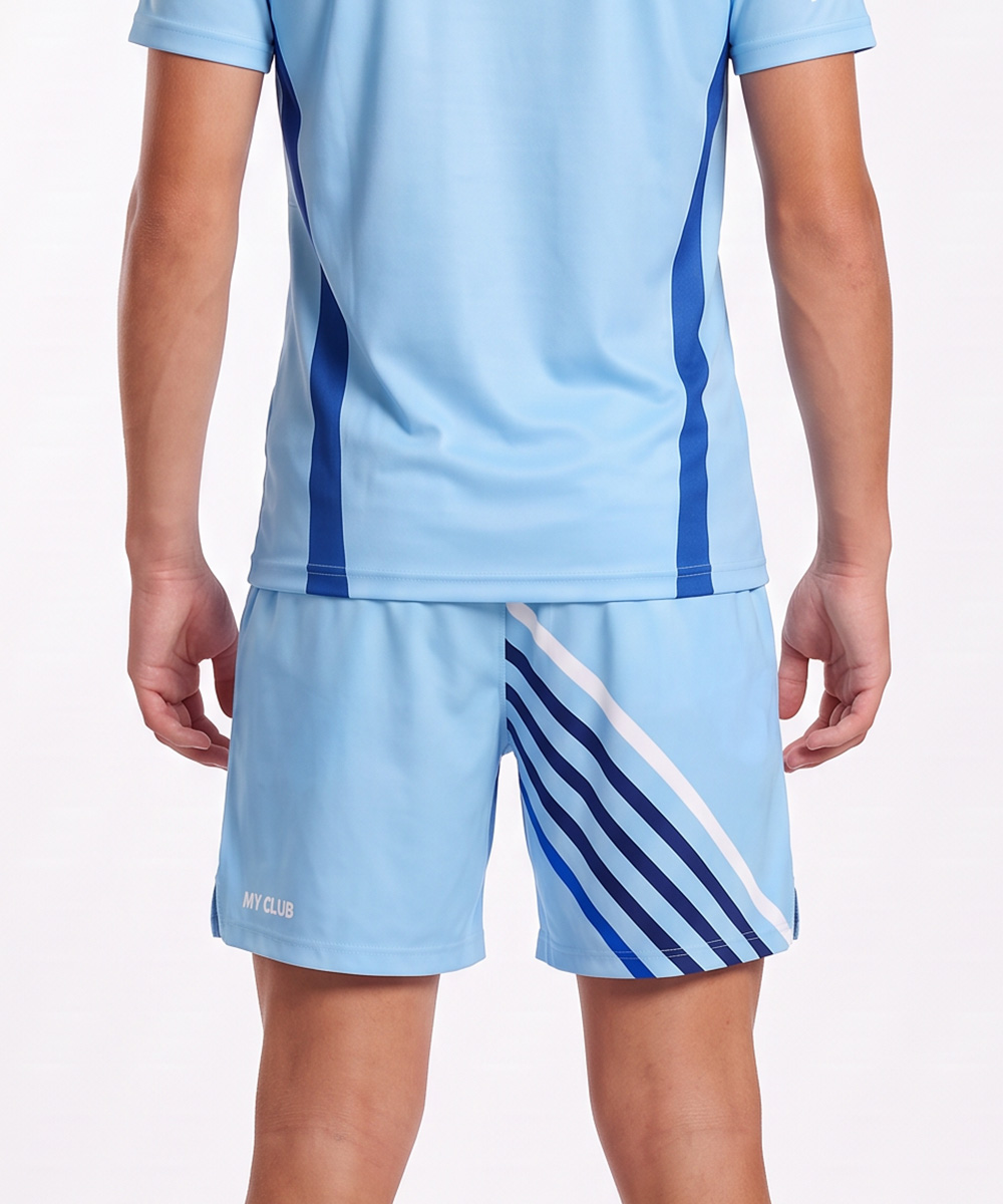 Rückansicht einer Person, die ein hellblaues Sportshirt und maßgeschneiderte Tennisshorts mit diagonalen marineblauen und weißen Streifen trägt.