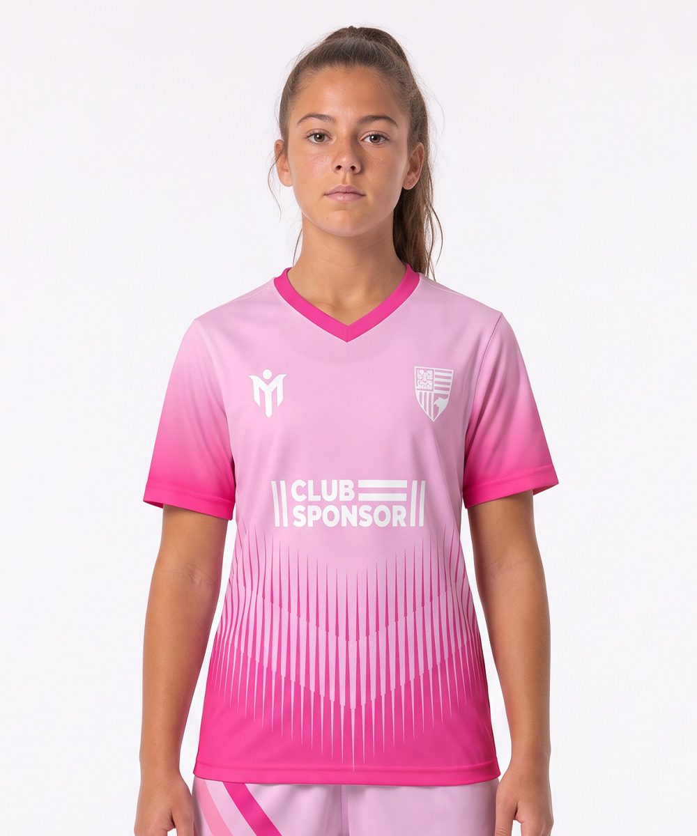 Ein junger Mensch mit langen Haaren, die zu einem Pferdeschwanz zusammengebunden sind, trägt ein rosa, individuell gestaltetes Sportshirt mit weißen Aufdrucken und dem Schriftzug „Club Sponsor“ und steht vor einem schlichten weißen Hintergrund.