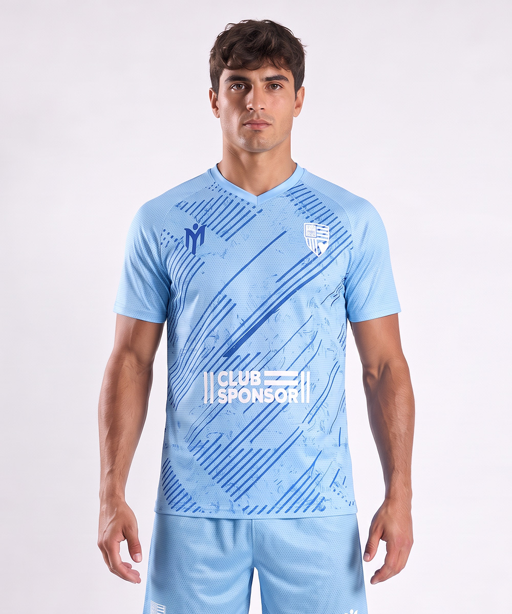 Ein Mann in einem hellblauen Sportoutfit mit abstrakten Mustern steht mit dem Blick nach vorne vor einem schlichten weißen Hintergrund und präsentiert maßgeschneiderte Leichtathletik-Trikots, auf denen ein Logo und der Schriftzug „CLUB SPONSOR“ aufgedruckt sind.