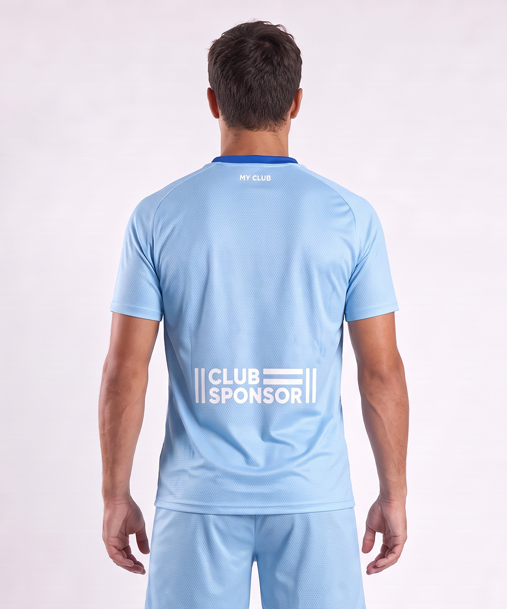 Un uomo è in piedi di spalle, indossa una maglietta da atletica personalizzata di colore azzurro con la scritta “MY CLUB” sul colletto e “CLUB SPONSOR” stampata sul retro. Lo sfondo è semplice e di colore chiaro.