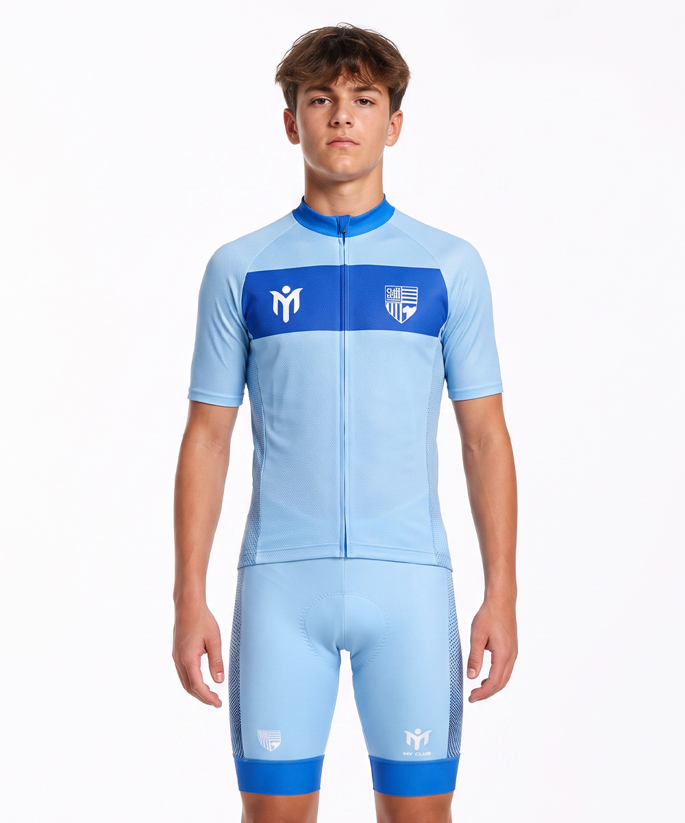 Eine Person, die ein hellblaues und ein dunkelblaues Radtrikot sowie dazu passende Radhosen trägt.