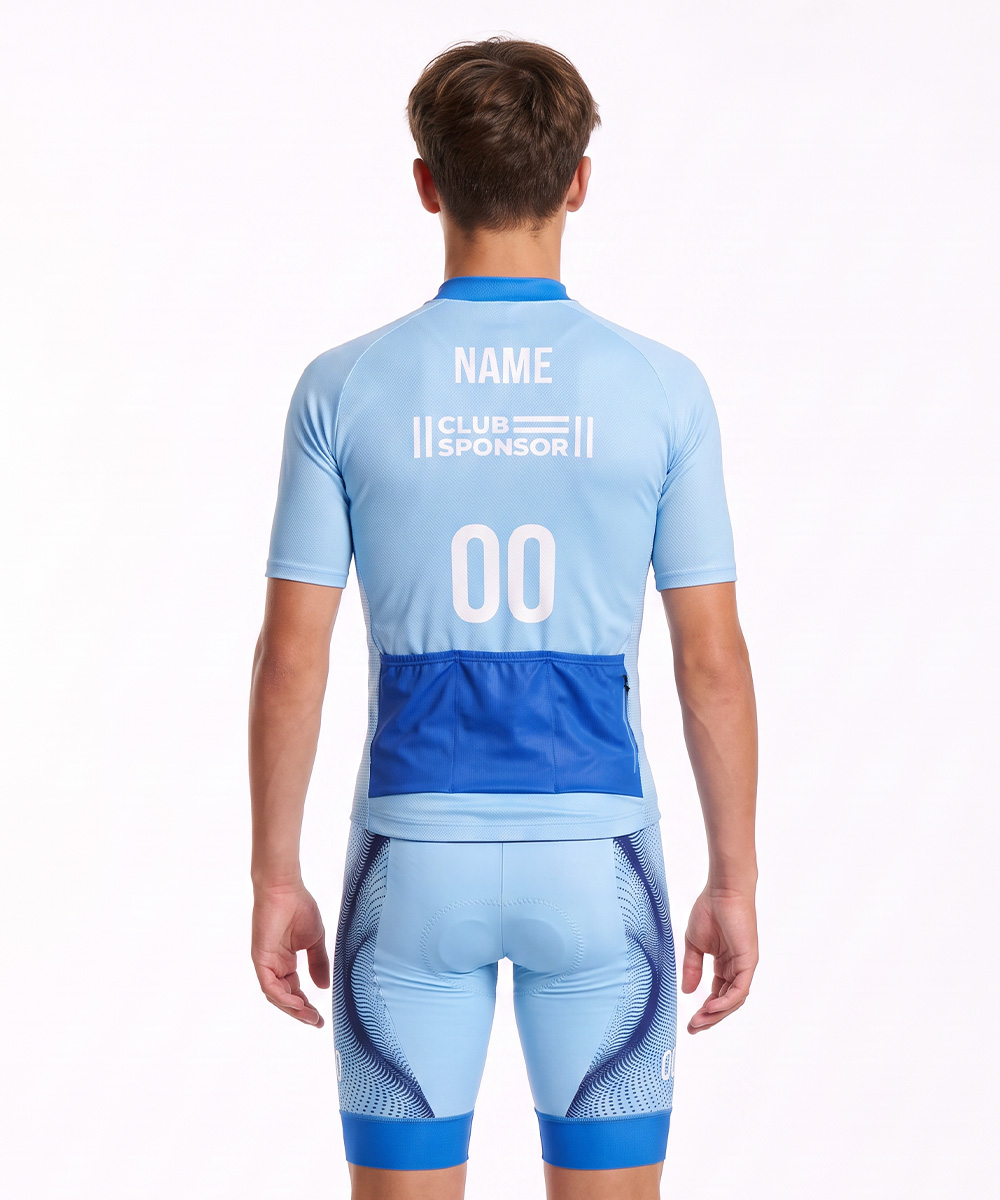 Rückansicht eines Radfahrers, der ein hellblaues Trikot mit Platzhaltern für Namen, Vereinssponsor und Startnummer trägt, dazu passende blaue Radhosen.