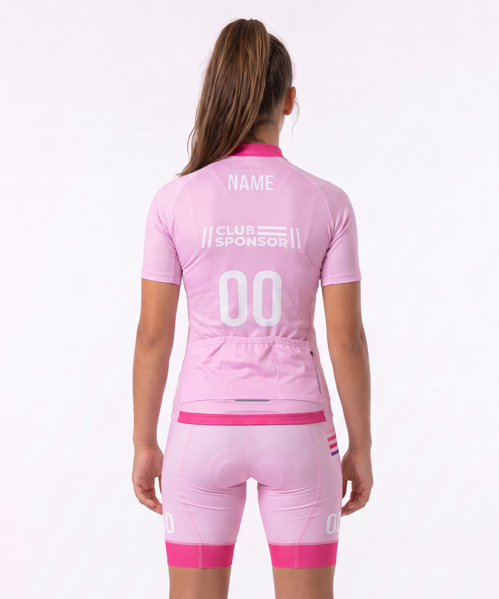 Rückansicht einer Person, die ein rosa Radtrikot und Radhosen trägt, mit individuell gestaltbarem NAME, CLUB-SPONSOR und der Aufschrift „00“ auf dem Rücken.