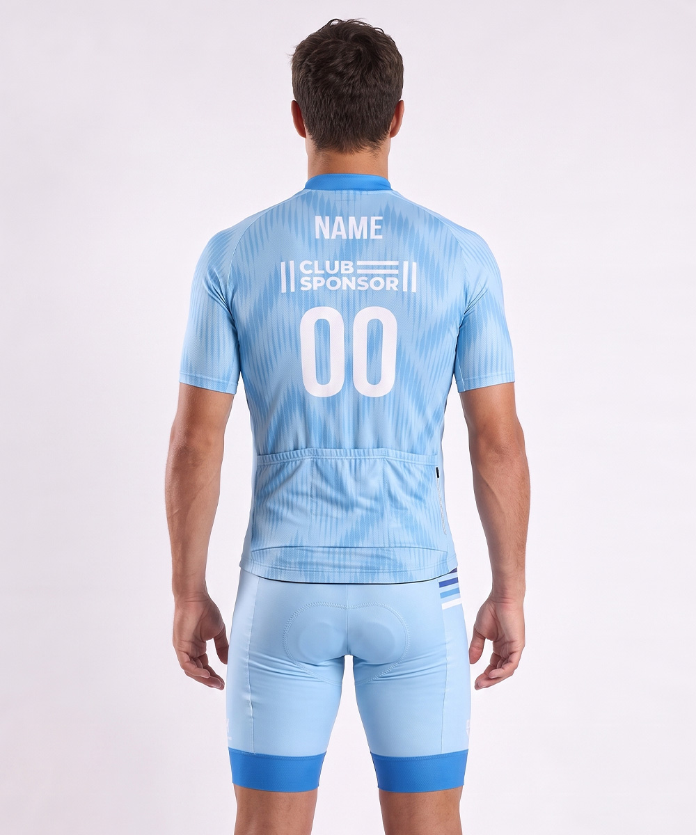 Rückansicht einer Person, die ein hellblaues Radtrikot trägt, auf dessen Rücken „NAME“, „CLUB SPONSOR“ und „00“ aufgedruckt sind, dazu passende Radhosen.