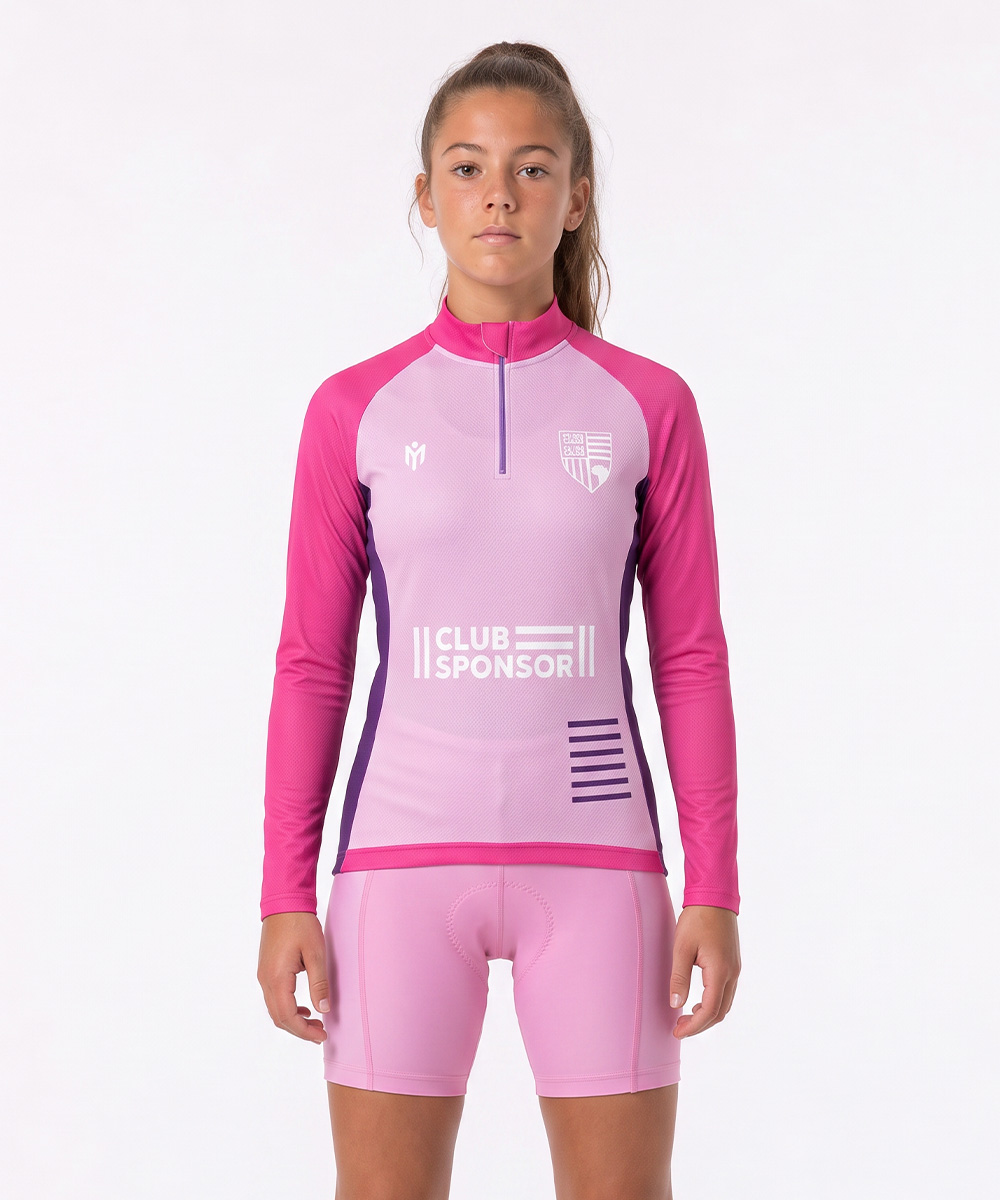 Eine Person, die ein maßgeschneidertes, langärmeliges Radtrikot in Rosa und Hellviolett mit Viertelreißverschluss und dazu passenden Radhosen trägt.